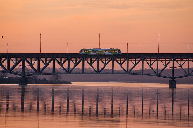 Autobus szynowy na moście w Płocku