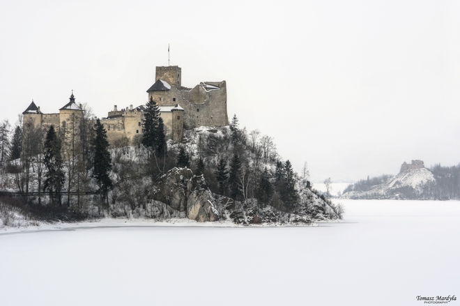 Zamek Dunajec w Niedzicy a w oddali Zamek Wronin w Czorsztynie.