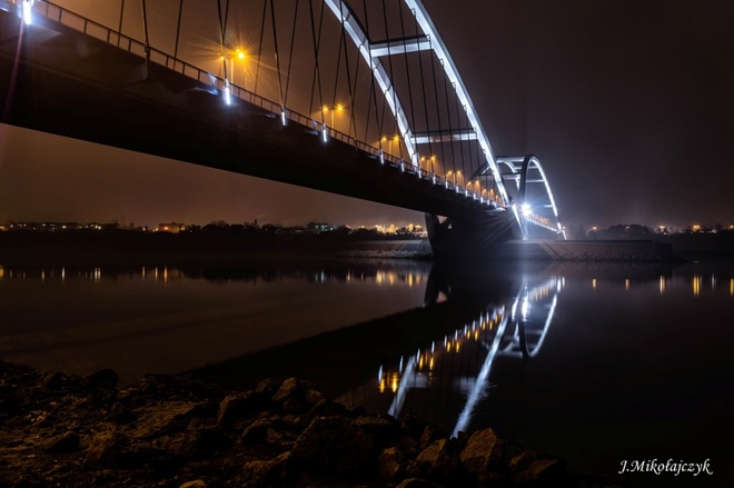 Toruński most drogowy nocą