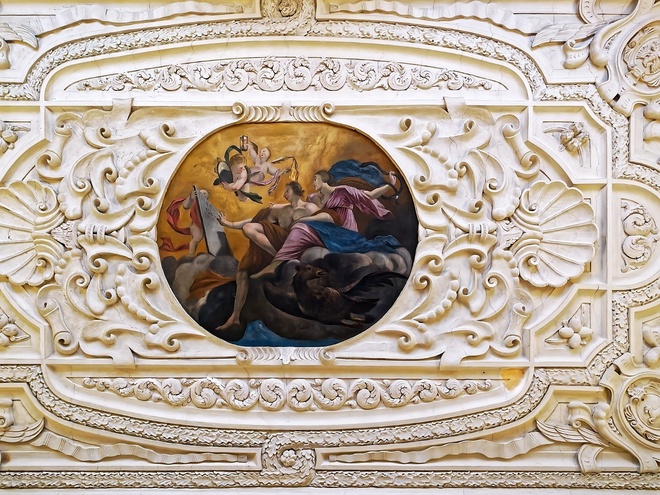 płaskorzeźby i freski na sufitach sal książęcych