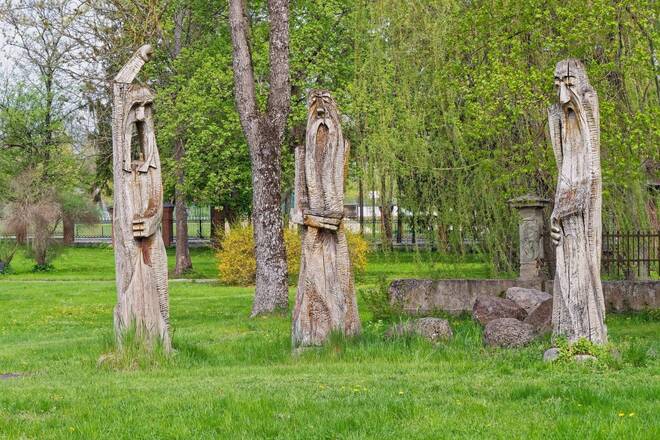 rzeźby w ogrodzie Pałacu Buchholtz&oacute;w