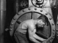 100 najważniejszych zdjęć świata. Lewis Wickes Hine, Power house mechanic working on steam pump