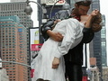 Marynarz znów całuje pielęgniarkę na Times Square. 65-ta rocznica VJ Day
