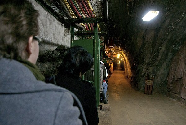 w kierunku lepszych zdjęć trudne warunki oświetleniowe relacja z warsztatów praktycznych w kopalni soli w Bochni