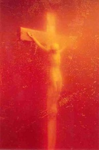 Fotografia Andresa Serrano, przedstawiająca krucyfiks w moczu, zniszczona