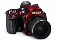 Pentax 645D pokryty czerwonym lakierem