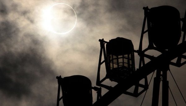 obrączkowe zaćmienie słońca astronomia astrofotografia Japonia USA Azja