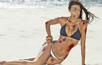Specyficzny kalendarz z modelkami zombie w bikini