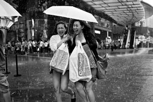 Fotografia uliczna w deszczu, czyli jak niekorzystne warunki pogodowe obrócić na swoją korzyść