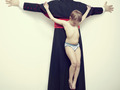 Zdjęcie dziecka przybitego do księdza-krzyża - mocne fotografie w walce o prawa dziecka