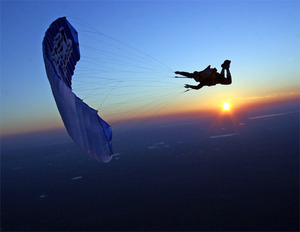 André-Jacques Garnerin - rocznica pierwszego skoku ze spadochronem na Google Doodle. Jak się teraz fotografuje skoki?