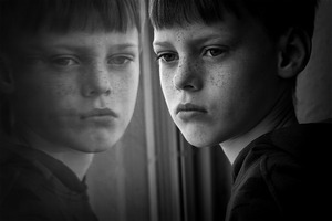 Niezwykły cykl portretów chłopca na przestrzeni lat Piotra Haskiewicza