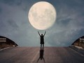 O dwóch takich, co zabawiało się z Księżycem – ciekawe zdjęcia Adriana Limani