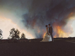 Fotografie ślubne na tle szalejącego pożaru