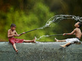 Nieskrępowana wyobraźnia dzieci z indonezyjskich wiosek na zdjęciach Hermana Damara