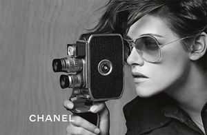 Kristen Stewart z kamerą Bolex - na zdjęciach Karla Lagerfelda