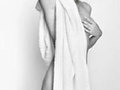 Kristen Stewart w ręczniku fotografuje Mario Testino