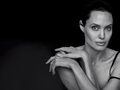 Peter Lindbergh fotografuje Angelinę Jolie - czy to spadek formy?