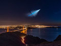 Niezwykły start rakiety balistycznej na nocnym niebie w obiektywie fotografa