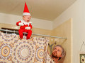 4-miesięczny elf rozrabia na świątecznym cyklu zdjęć