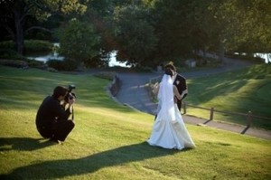 Fotograf ślubny na liście 10 zbędnych rzeczy podczas ślubu według magazynu Vogue
