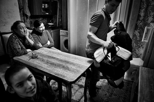 Uchodźcy podróżujący w nocy. Lesbos, Grecja.