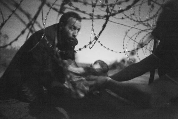 Uchodźcy podróżujący w nocy. Lesbos, Grecja.