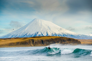 W życiu nie ma skrótów do szczęścia - surfing po zimnych wodach w obiektywie Chrisa Burkarda  