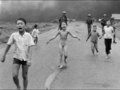 Film pokazujący moment przed i po wykonaniu fotografii ikony - zdjęcia dziewczynki podczas bombardowania napalmem wioski Trang Bang