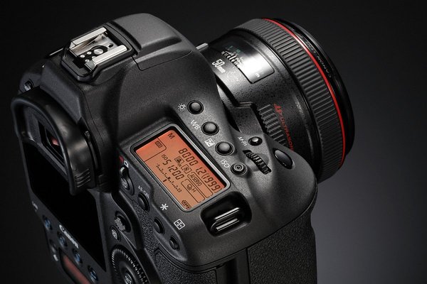 Naga prawda o aparatach fotograficznych Jaki aparat wybrać przegląd sprzętu cykl poradnik kupującego aparaty fotograficzne aparaty cyfrowe rynek aparatów fotograficznych zaawansowane lustrzanki zaawansowane bezlusterkowce D-SLR DSLR MSC pro profi Canon Nikon Fujifilm Olympus Sony Pentax Samsung Hasselblad Leica