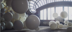 Opuszczone kasyno i cztery tysiące balonów napełnionych brokatem - rewelacyjny Fabian Oefner dla Sony