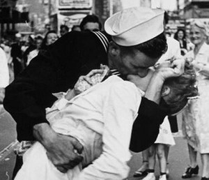 Zmarła bohaterka legendarnego pocałunku ze zdjęcia Alfreda Eisenstaedta