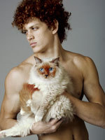 Fotograf znajduje podobieństwo między mężczyznami a kotami