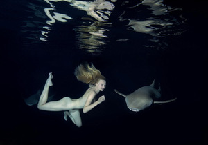 Modelka i 10 rekinów - podwodne akty Iriny Britanovej
