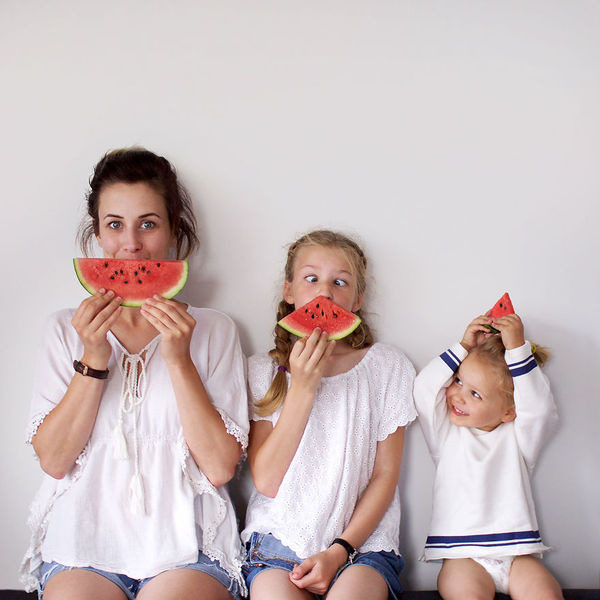 Jaka matka, takie córki – świetny pomysł na rodzinne zdjęcia angielskiej fotografki