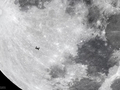 Tranzyt Międzynarodowej Stacji Kosmicznej na tle tarczy Księżyca uchwycony przez 17-letniego fotografa