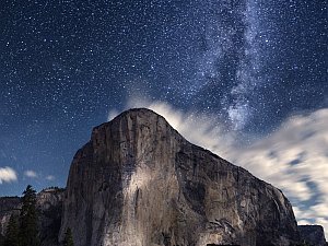 Epickie rozgwieżdżone niebo nad Yosemite w obiektywie Tannera Wendella Stewarta