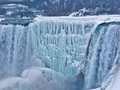 Ekstremalne mrozy w Ameryce Północnej zamieniły wodospad Niagara w bajkową scenerię
