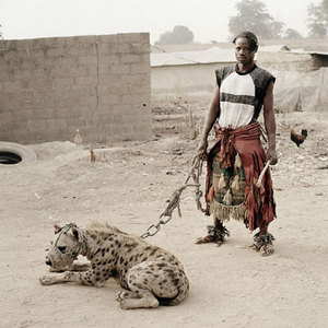 Ludzie i hieny. Zdjęcia Pietera Hugo