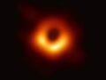Zobacz zbliżenie na miejsce, gdzie znajduje się słynna czarna dziura
