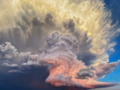 Chmura burzowa, która wygląda jak eksplozja na niebie 