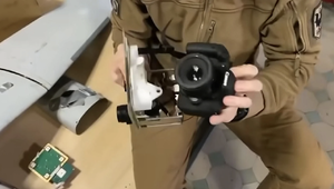 Rosyjski dron w środku zawiera starą lustrzankę