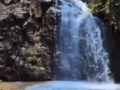 Para zabarwiła wodospad na niebiesko dla zdjęć na media społecznościowe