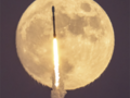 Rakieta SpaceX na tle pełni Księżyca