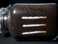 Time lapse ukazujący papierosa pozostawionego w glebie na rok
