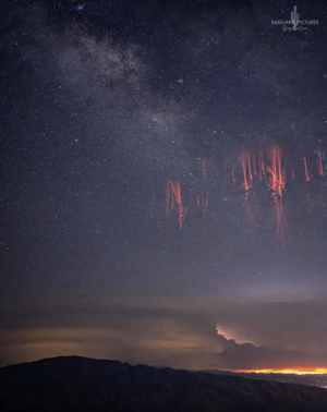 Fotograf uchwycił czerwone duszki na niebie