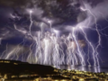 Niesamowite zdjęcie poklatkowe rejestruje godzinną burzę z piorunami w jednym ujęciu