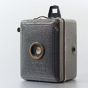 Fotograficzna podróż w przeszłość. Zeiss Ikon Baby Box Tengor i Agfa Isochrom w Krakowskiej Akademii Fotografii
