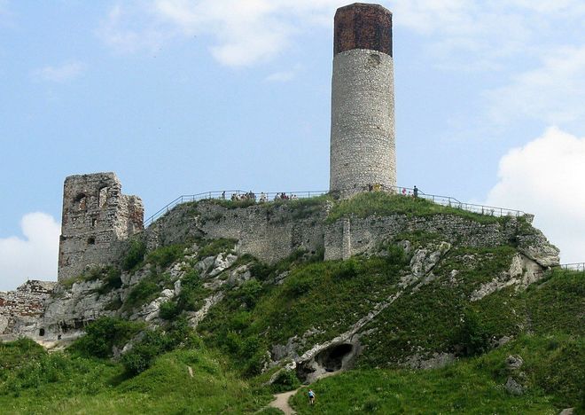 ruiny średniowiecznego zamku kr&oacute;lewskiego