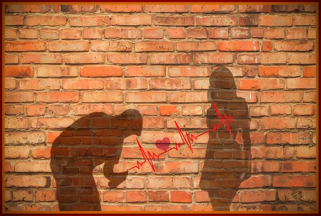 Mur z napisem love.